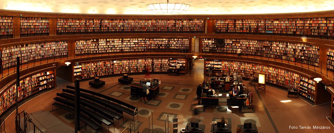 Foto eines Innenraums einer großen Bibliothek.